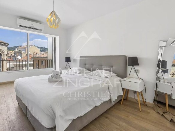 Chambre d'un appartement moderne avec lit double et décoration contemporaine.