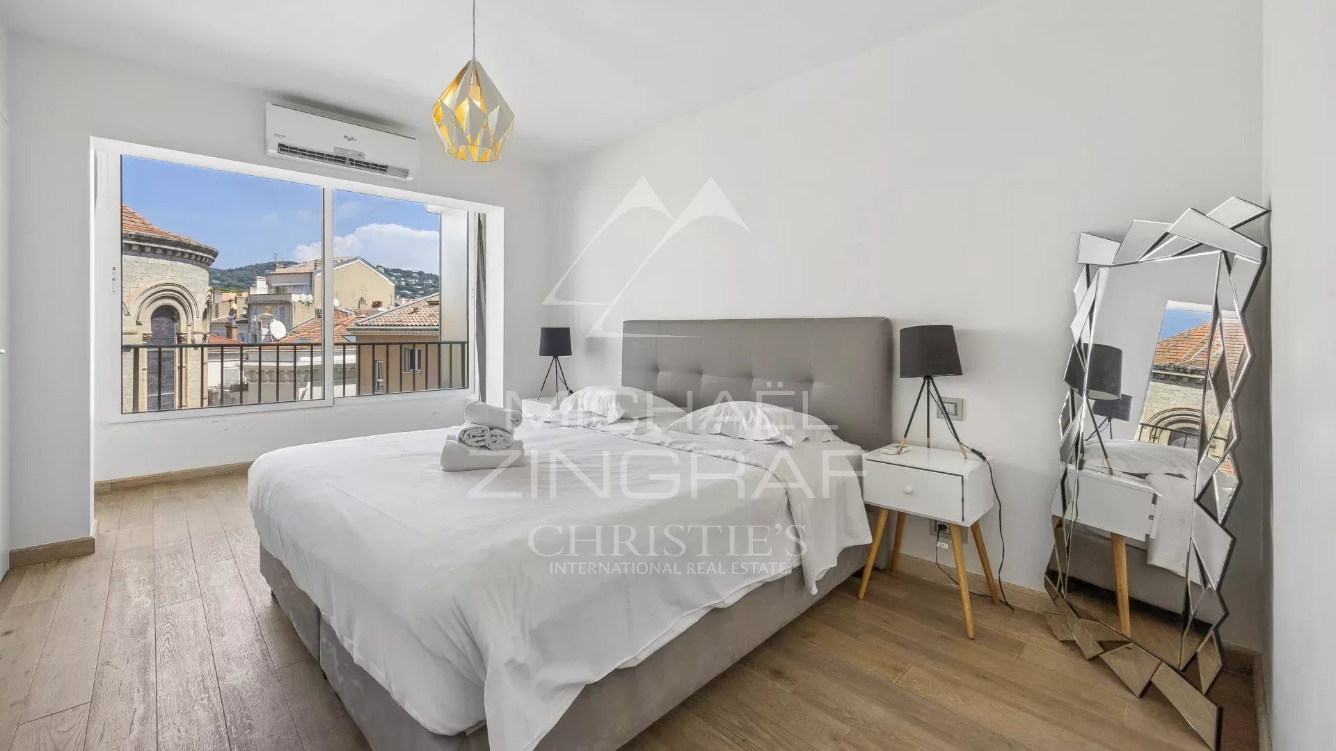 Chambre d’appartement à Cannes Chambre d'un appartement moderne avec lit double et décoration contemporaine.