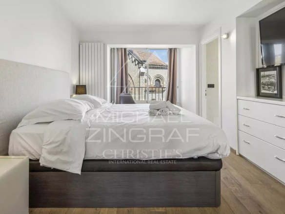 Chambre d'un appartement moderne avec lit et décoration élégante.