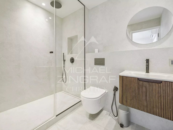 Salle de bain moderne avec douche et meuble vasque en bois