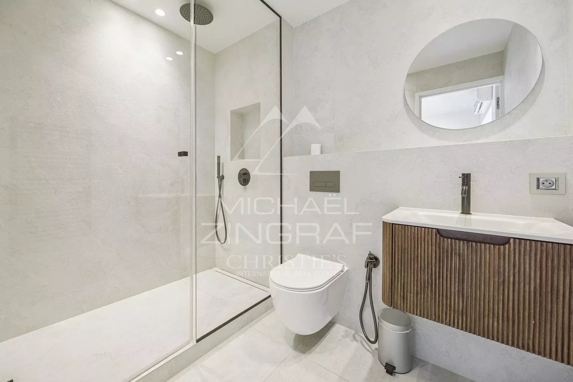 Salle de bain élégante Salle de bain moderne avec douche et meuble vasque en bois
