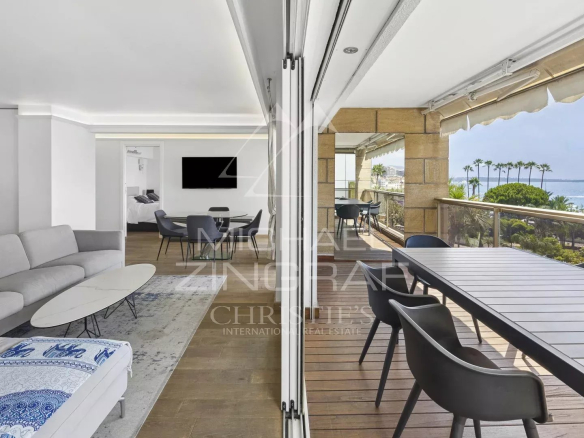Intérieur d'un appartement moderne avec vue sur la mer, situé sur la Croisette à Cannes.