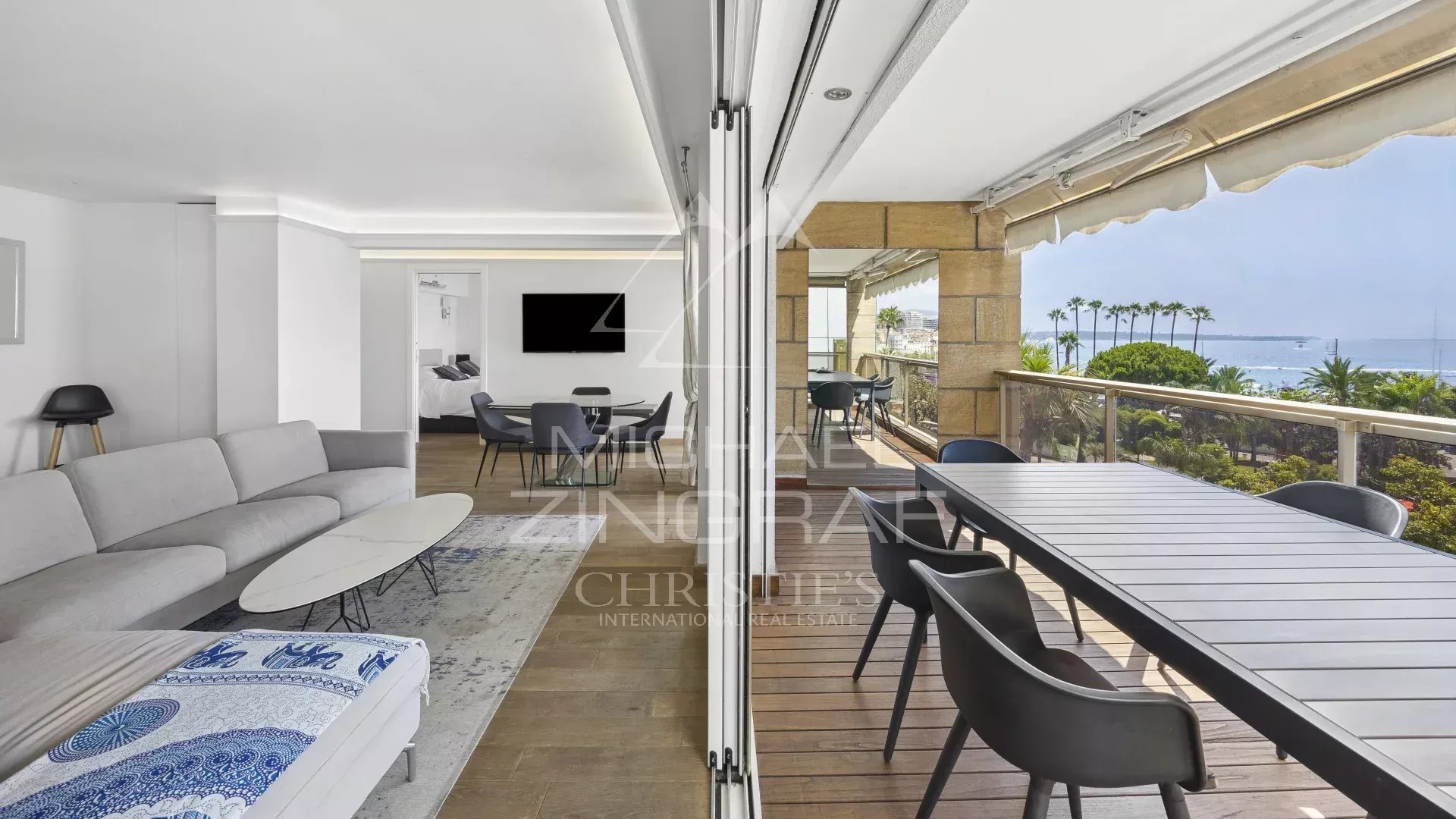 Appartement 4 pièces sur la Croisette à Cannes Intérieur d'un appartement moderne avec vue sur la mer, situé sur la Croisette à Cannes.