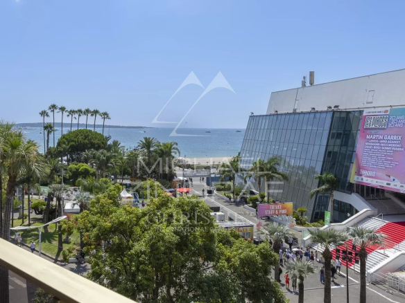 Vue depuis un appartement sur la Croisette à Cannes, avec le Palais des Festivals et la mer en arrière-plan.