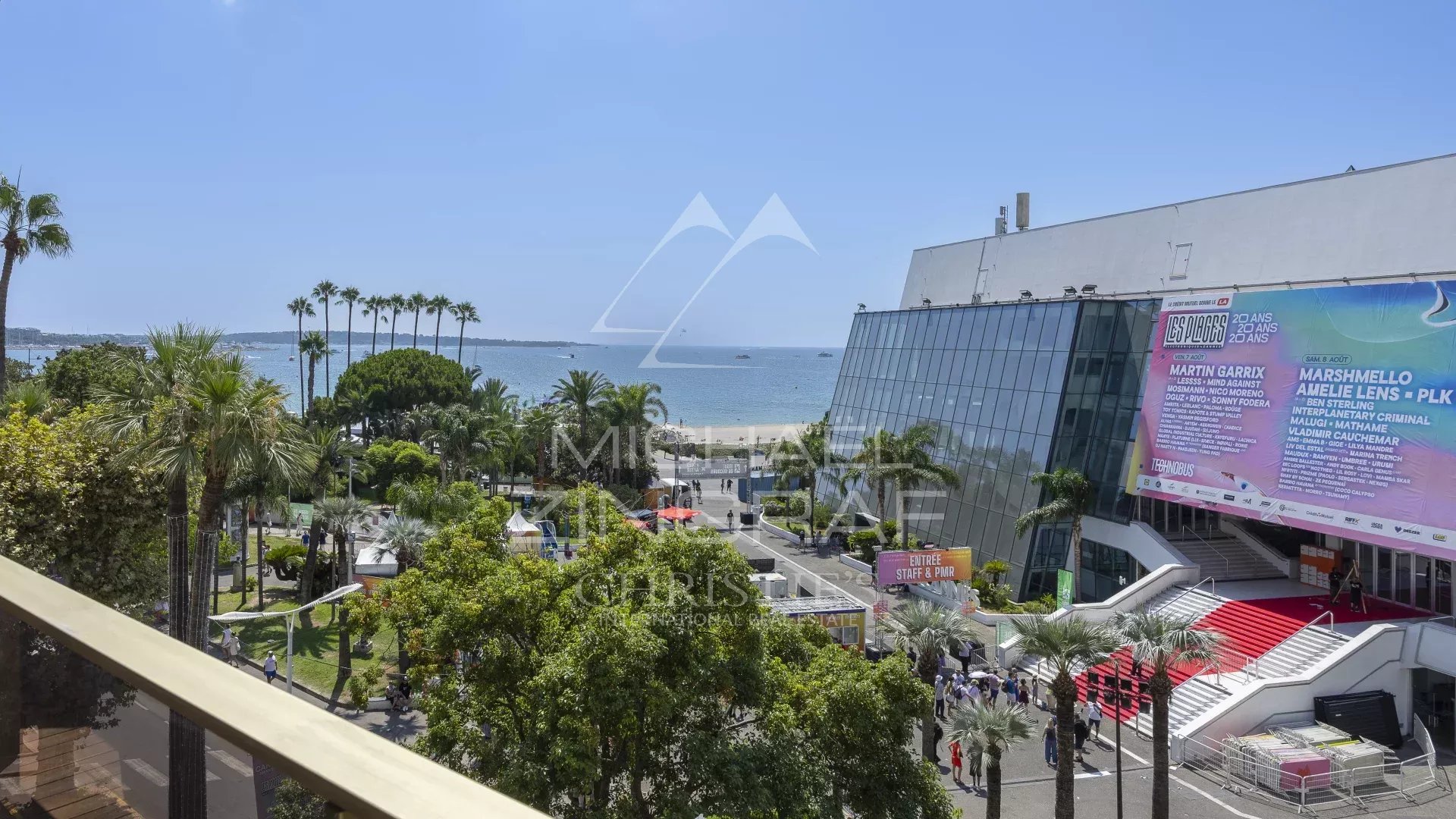 Vue sur la Croisette à Cannes Vue depuis un appartement sur la Croisette à Cannes, avec le Palais des Festivals et la mer en arrière-plan.