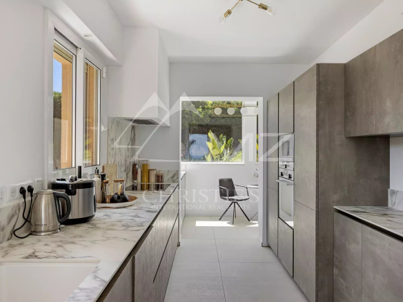 Modern and bright kitchen with marble worktops and access to the outside.