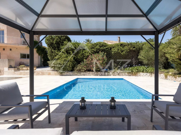 View of the pool and garden of a renovated family property in Vallauris.