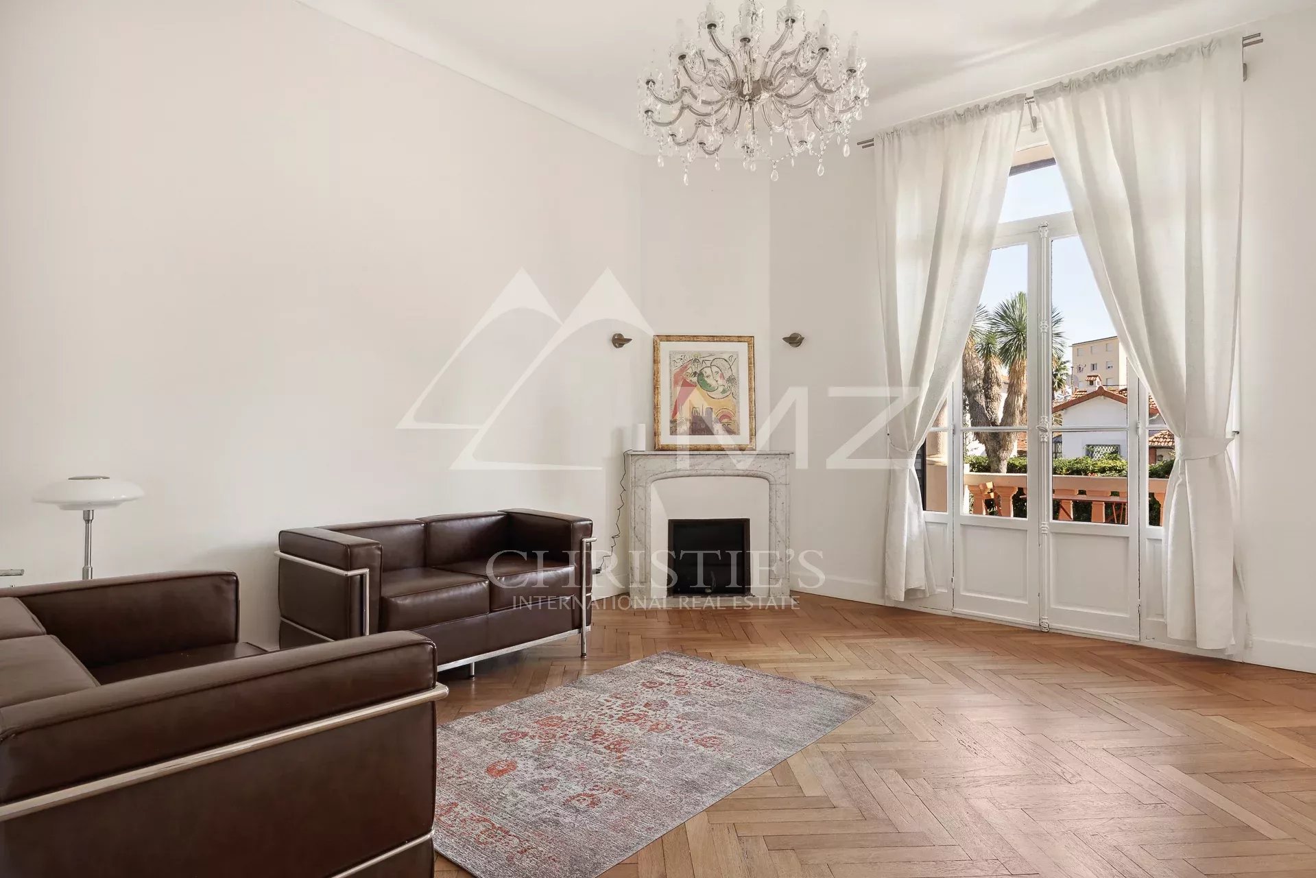 Salon d’une maison bourgeoise à Cannes Intérieur d'une maison bourgeoise à Cannes, salon avec canapé et cheminée.