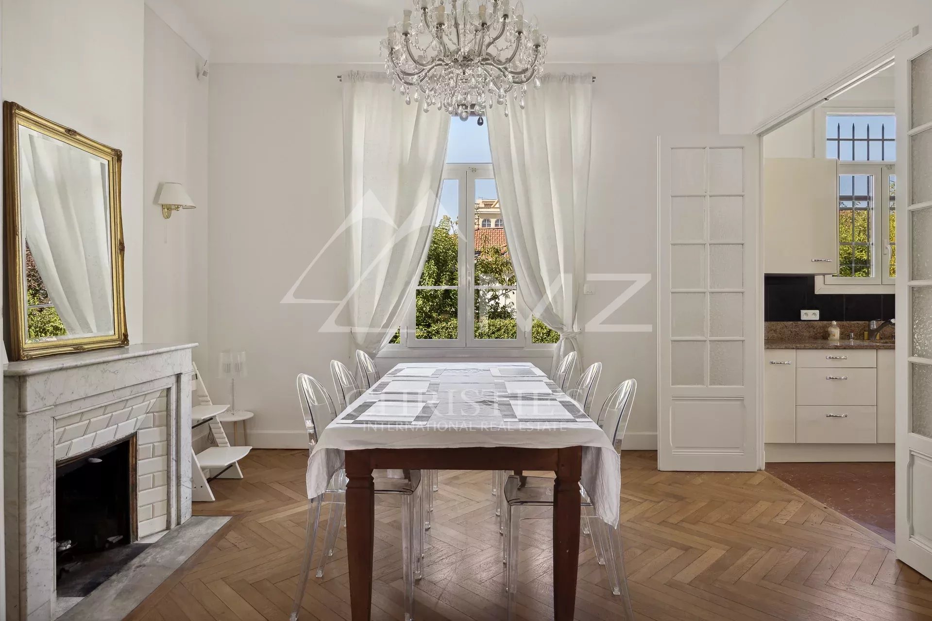 Salle à manger d’une maison bourgeoise à Cannes Intérieur d'une maison bourgeoise à Cannes, salle à manger lumineuse avec cheminée et table.