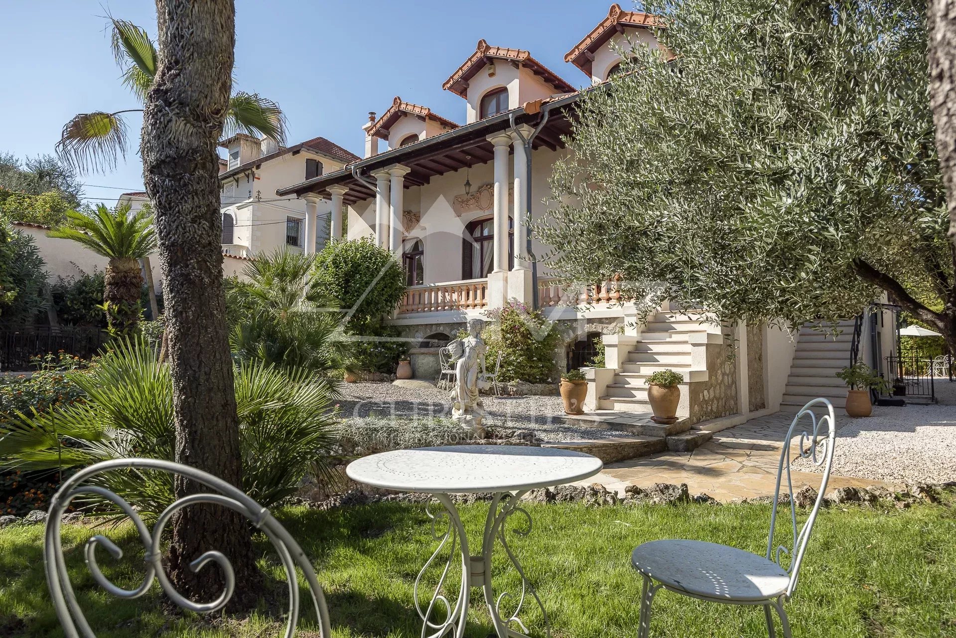 Maison bourgeoise à Cannes Maison bourgeoise de style ancien avec jardin paysager à Cannes, Petit Juas.