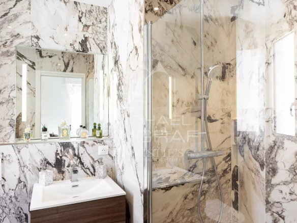 Salle de douche moderne avec murs en marbre et douche à l'italienne.