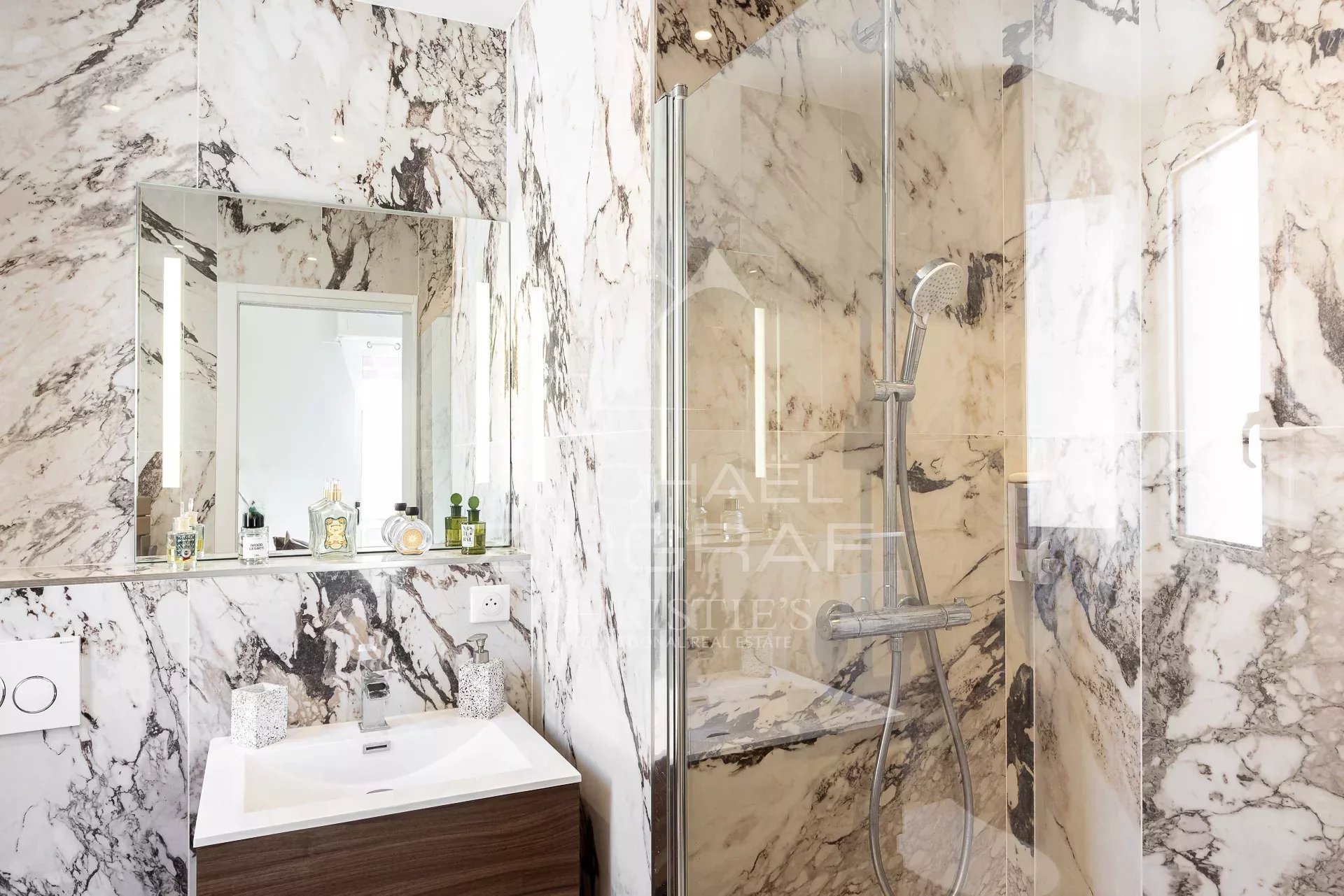 Salle de douche rénovée à Cannes Salle de douche moderne avec murs en marbre et douche à l'italienne.