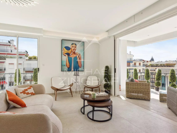Appartement rénové de 78m2 à Cannes avec salon lumineux et terrasse.