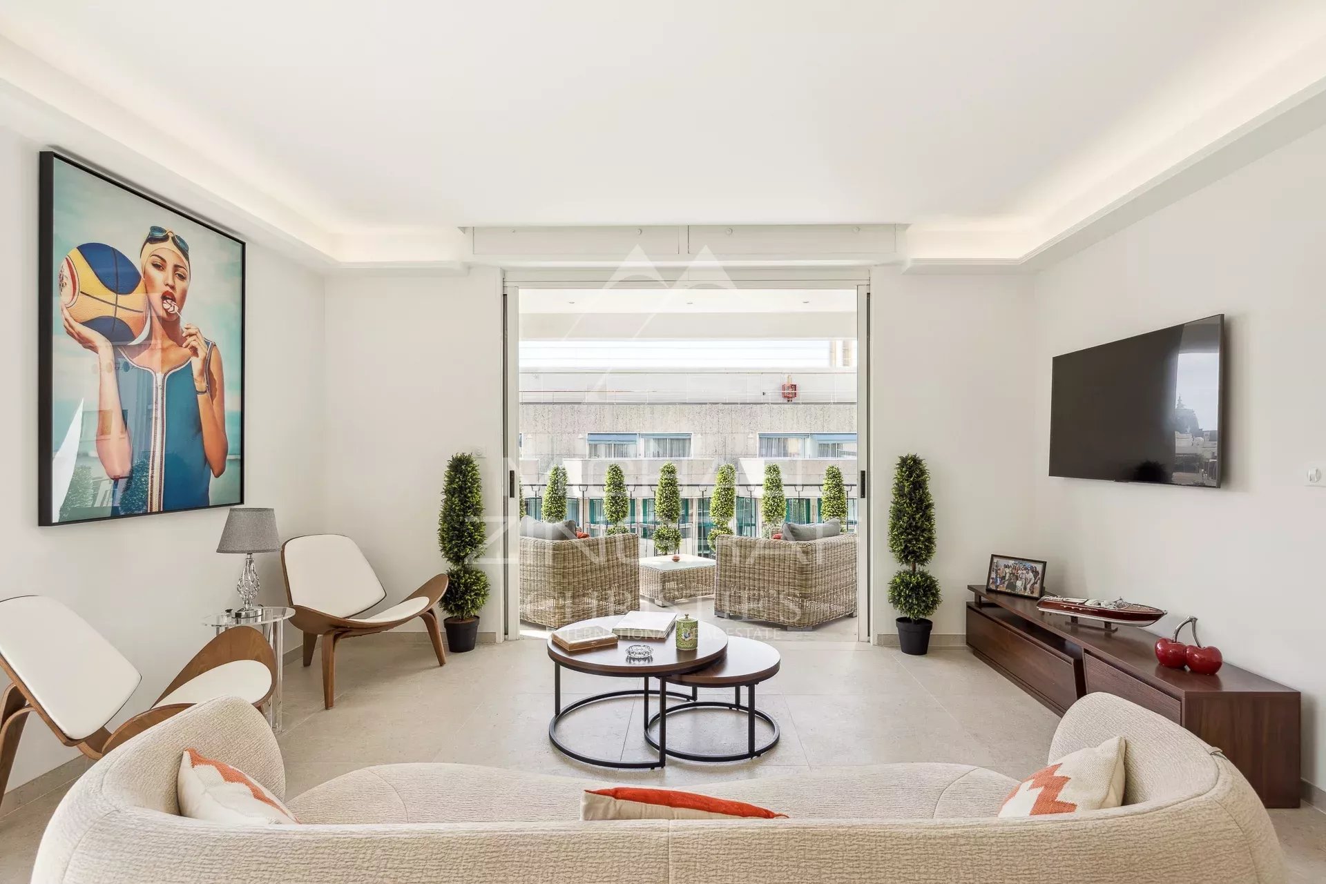 Appartement rénové à Cannes Salon lumineux d'un appartement rénové à Cannes avec terrasse et décoration moderne.