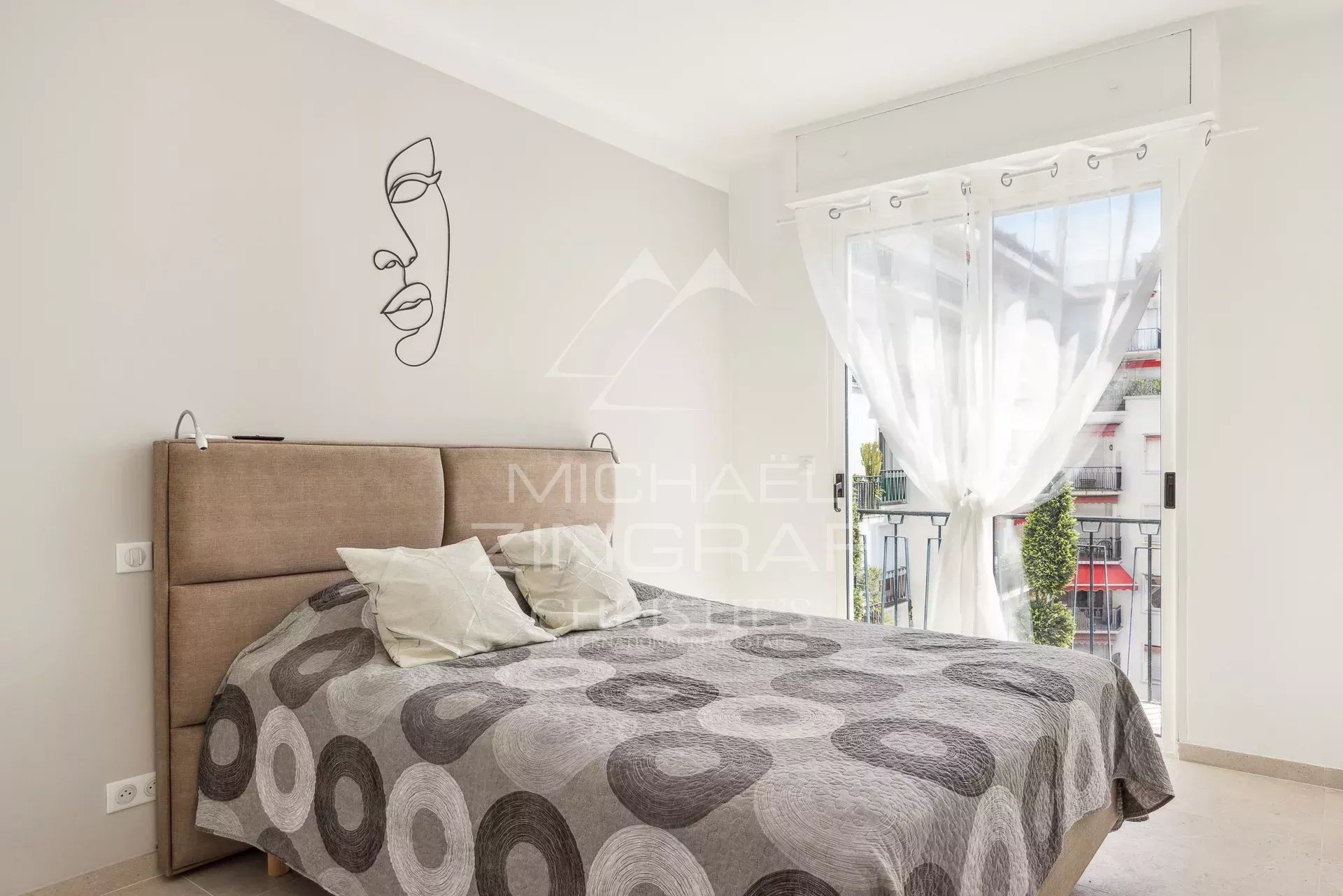 Chambre d’appartement à Cannes Chambre d'un appartement rénové à Cannes avec un lit et une décoration moderne.