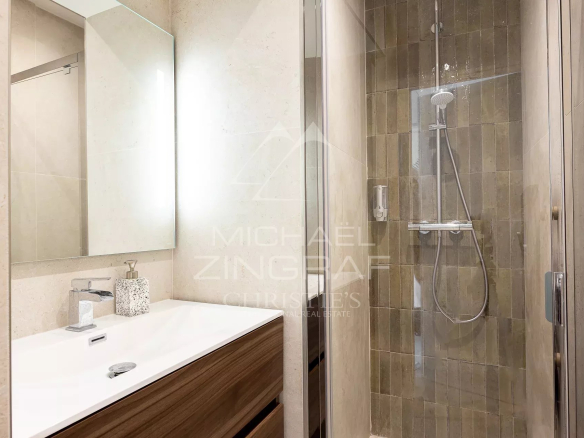 Salle de douche moderne avec douche à l'italienne et meuble sous vasque en bois.