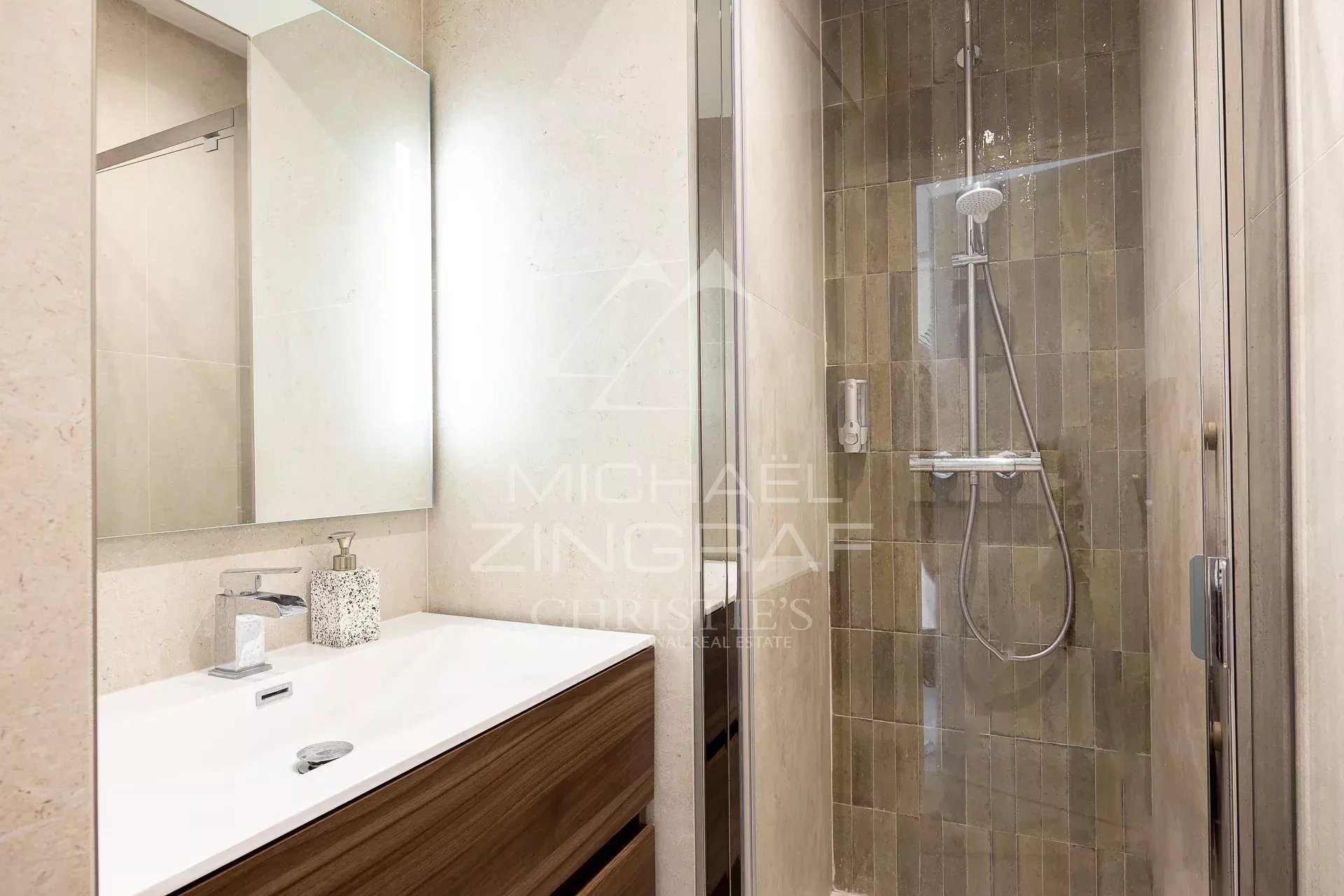 Salle de douche rénovée à Cannes Salle de douche moderne avec douche à l'italienne et meuble sous vasque en bois.