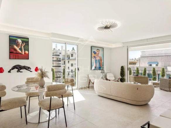 Appartement rénové à Cannes avec salon lumineux et terrasse.