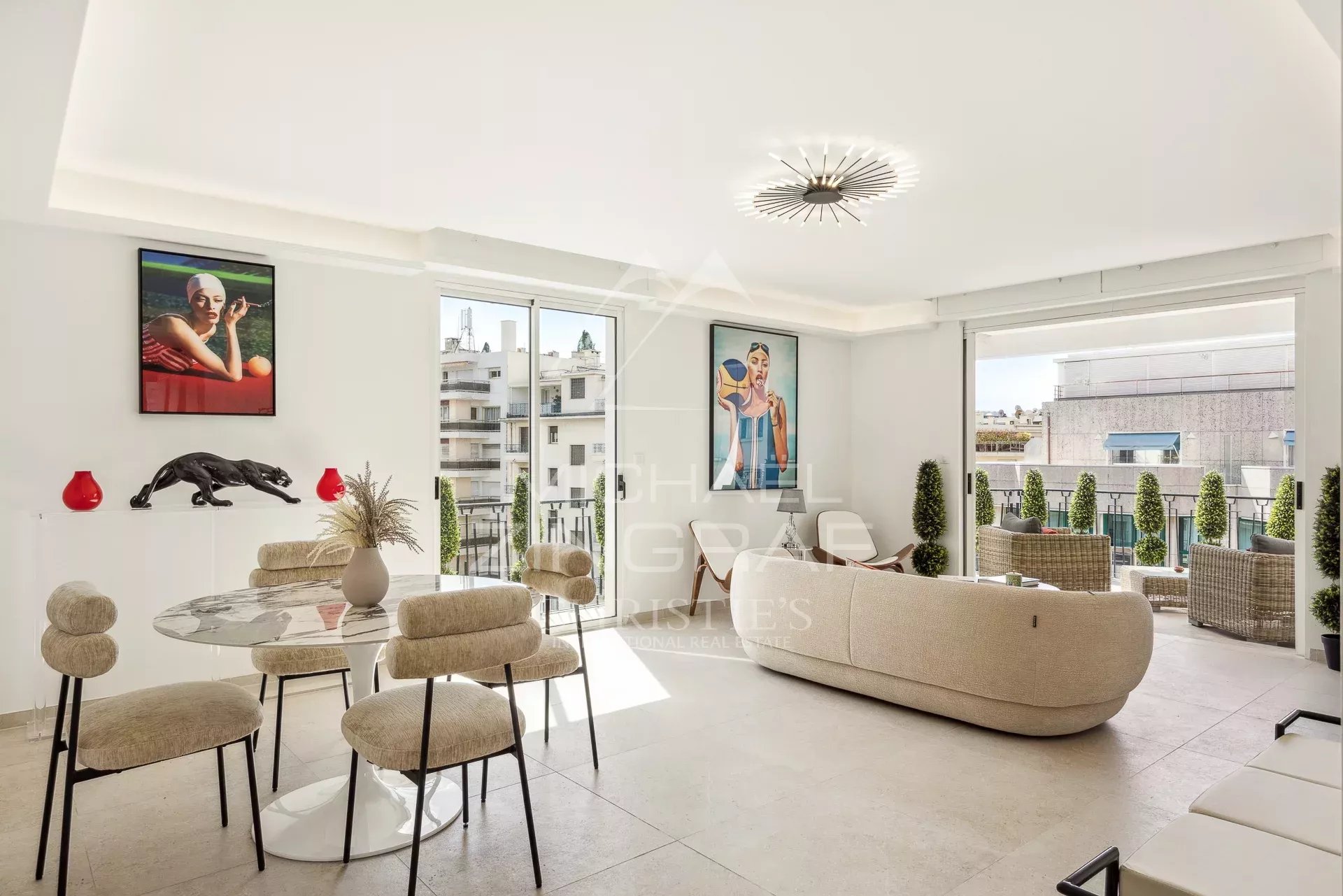 Appartement 3 pièces rénové à Cannes Appartement rénové à Cannes avec salon lumineux et terrasse.
