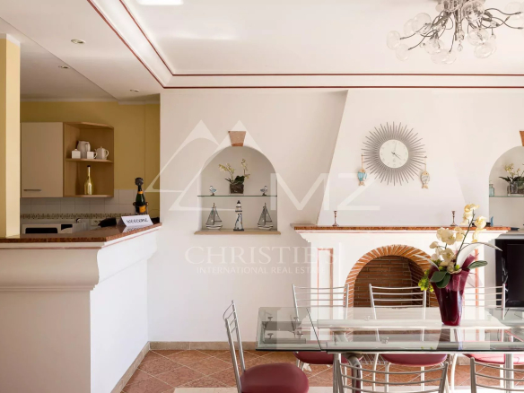 Intérieur d'un appartement lumineux avec cuisine ouverte et salle à manger à Cannes.