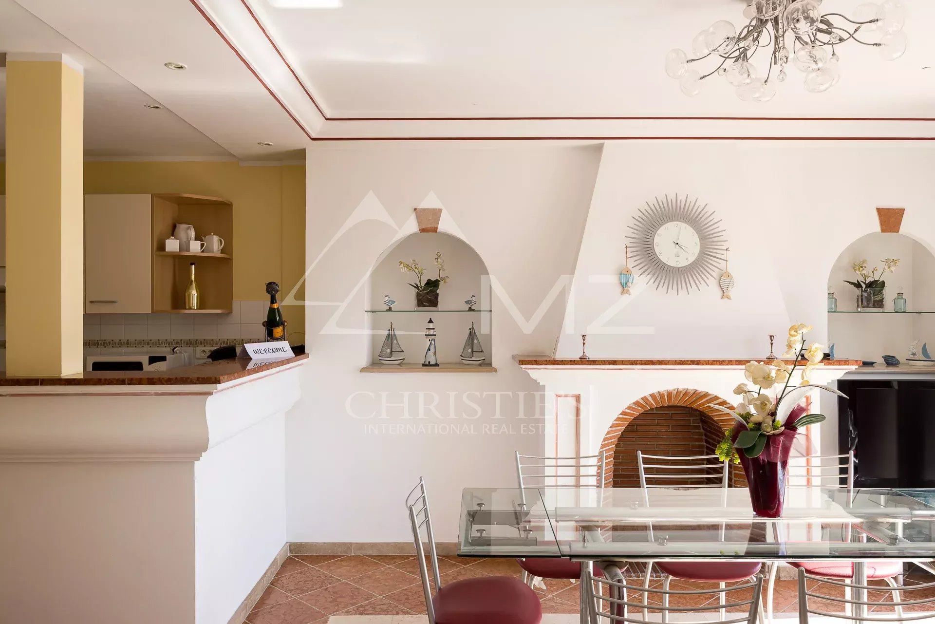 Appartement lumineux à Cannes Intérieur d'un appartement lumineux avec cuisine ouverte et salle à manger à Cannes.