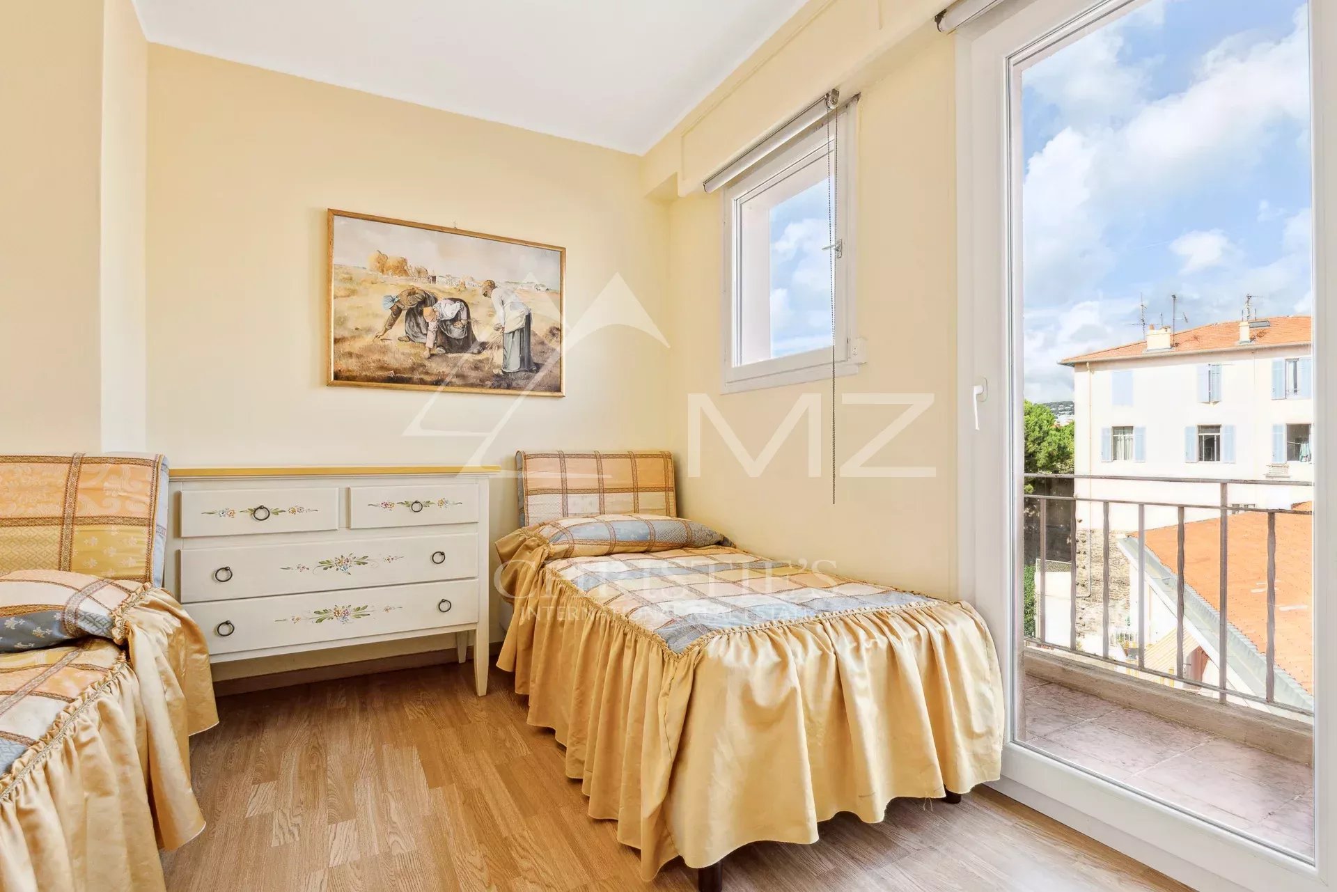Chambre d’appartement à Cannes Chambre d'un appartement à Cannes avec deux lits simples et une fenêtre donnant sur l'extérieur.