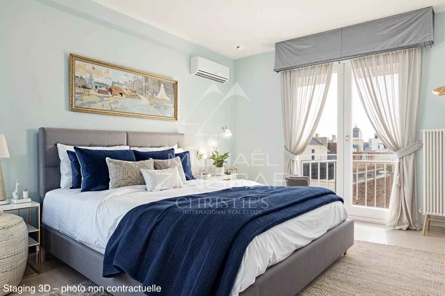Chambre d’appartement à Cannes Chambre d'un appartement à Cannes avec lit double, décoration moderne et balcon.
