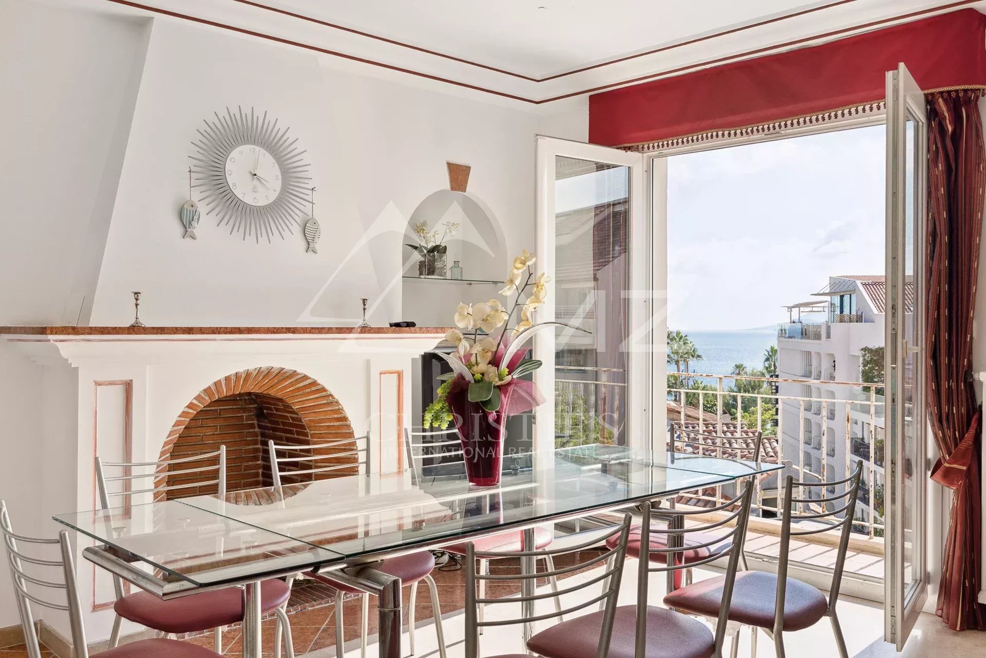 Appartement avec vue mer à Cannes Intérieur d'un appartement lumineux avec vue sur la mer, salle à manger et balcon à Cannes.