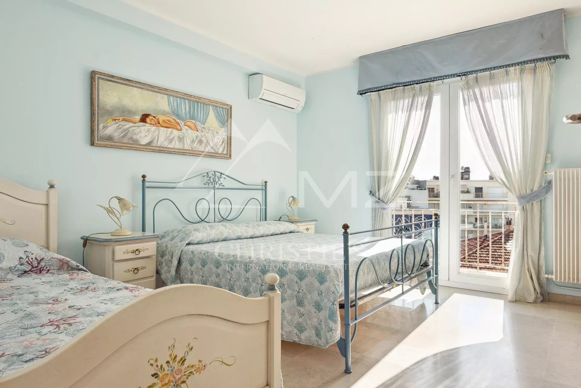 Chambre lumineuse à Cannes Chambre d'un appartement à Cannes avec lits simples et balcon.