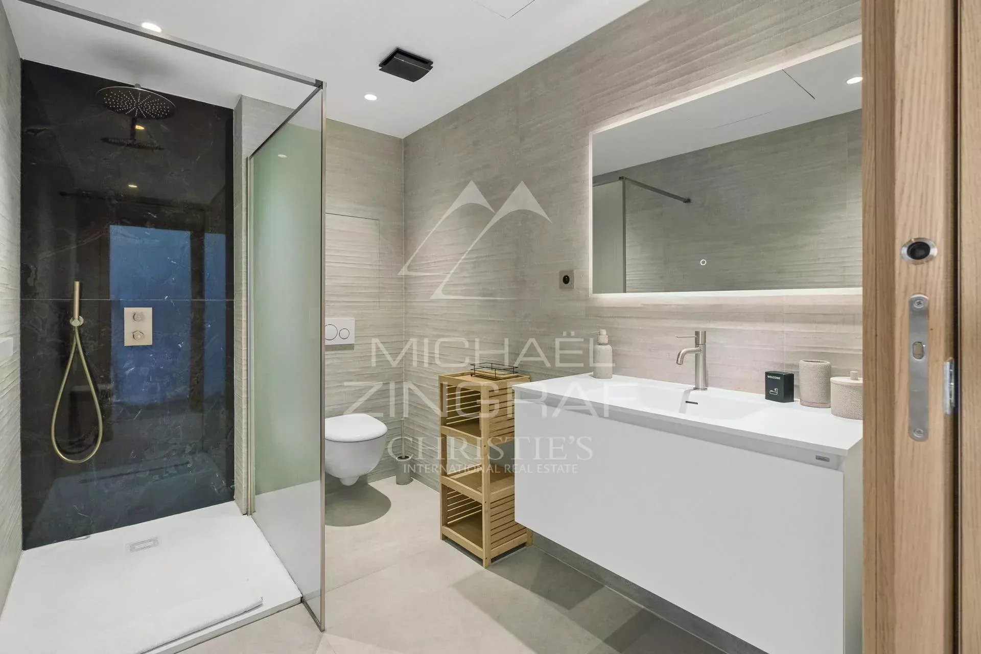 Salle de bain moderne avec douche à l'italienne et meuble vasque.