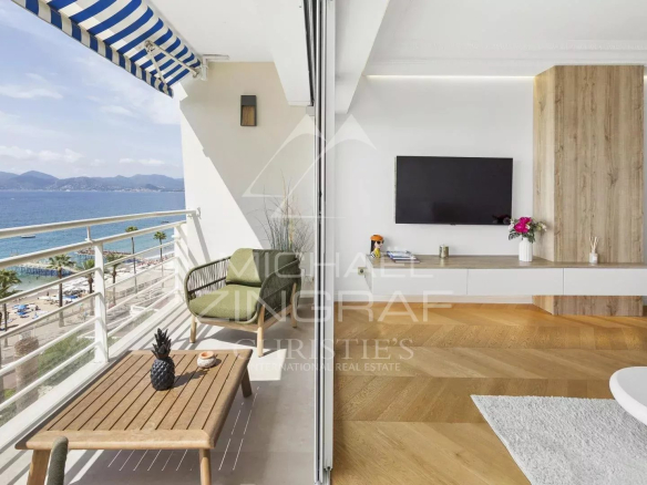 Appartement rénové avec vue sur la mer à Cannes, balcon et mobilier moderne.