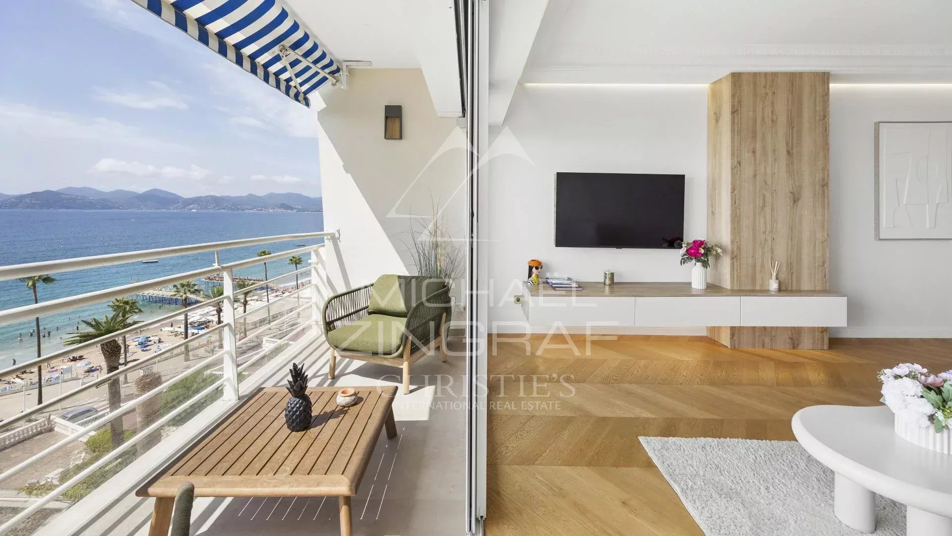 Appartement rénové avec vue sur la mer à Cannes, balcon et mobilier moderne.