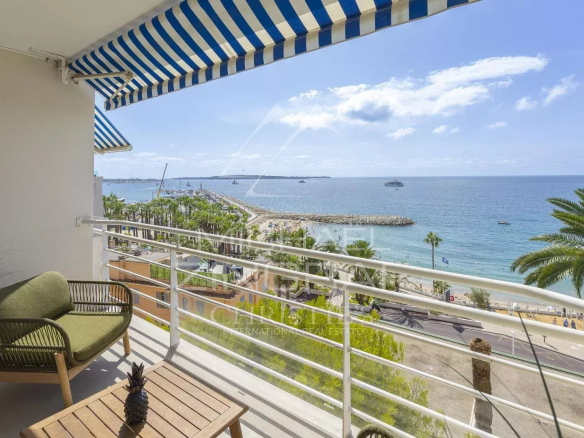 Balcon d'un appartement avec vue sur la mer à Cannes, plages du Midi en arrière-plan.