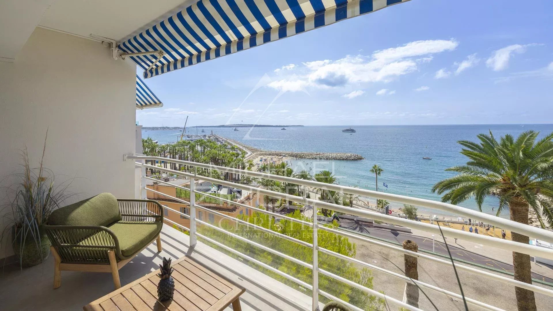 Balcon d'un appartement avec vue sur la mer à Cannes, plages du Midi en arrière-plan.