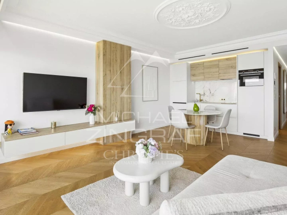 Intérieur d'un appartement moderne avec salon, cuisine et salle à manger à Cannes.