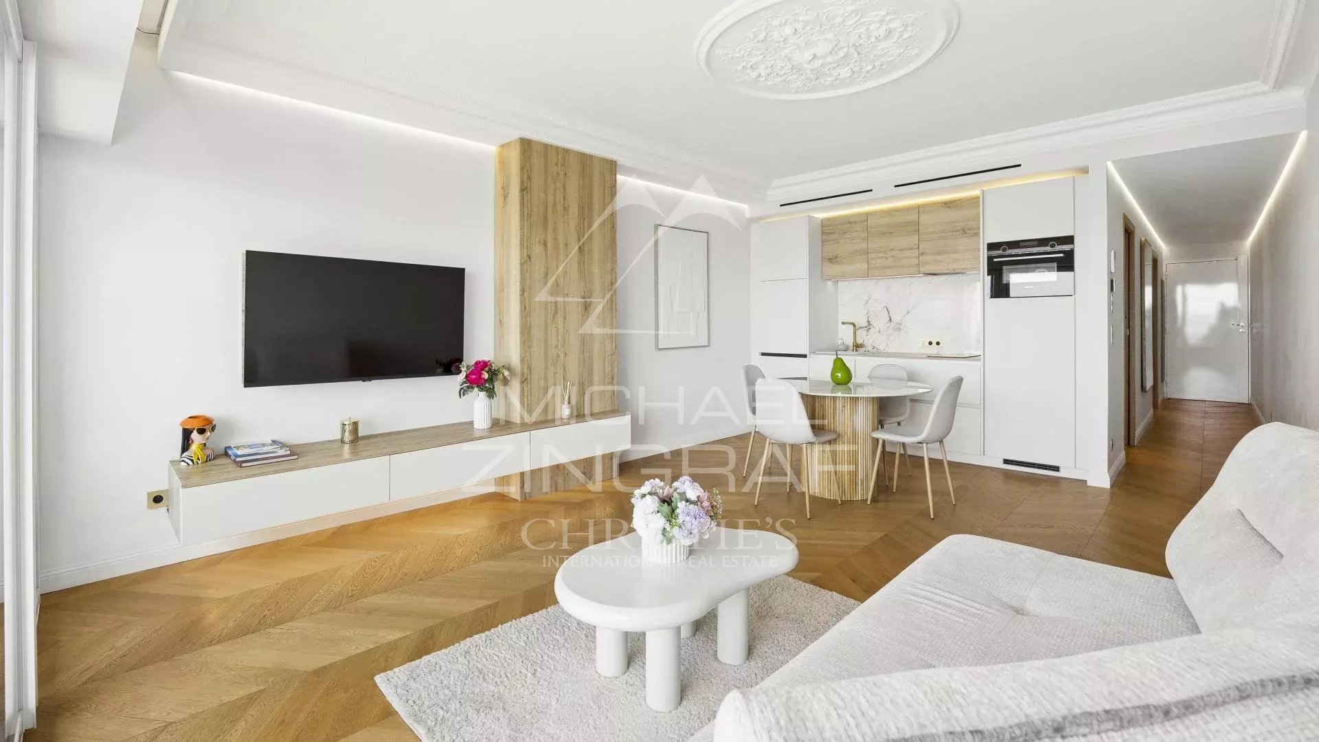 Intérieur d'un appartement moderne avec salon, cuisine et salle à manger à Cannes.