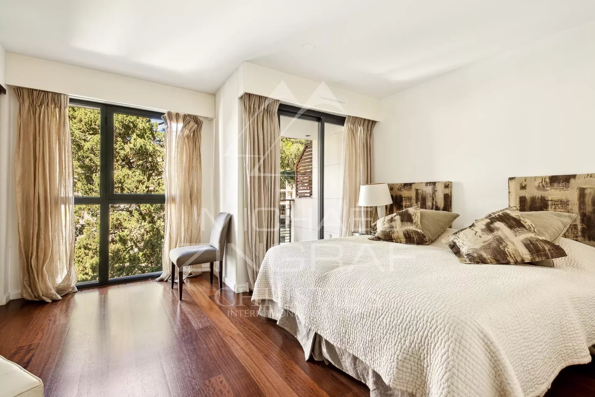 Apartment room in Cannes Bedroom in a contemporary apartment in Cannes, with a large bed and bright windows.