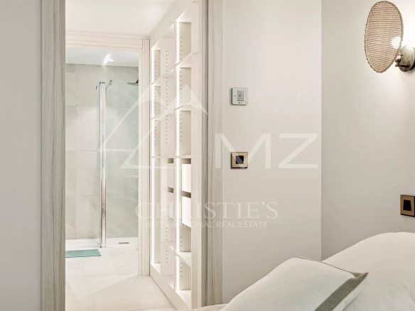 Intérieur d'un appartement à Cannes avec une salle de bain et des étagères intégrées.