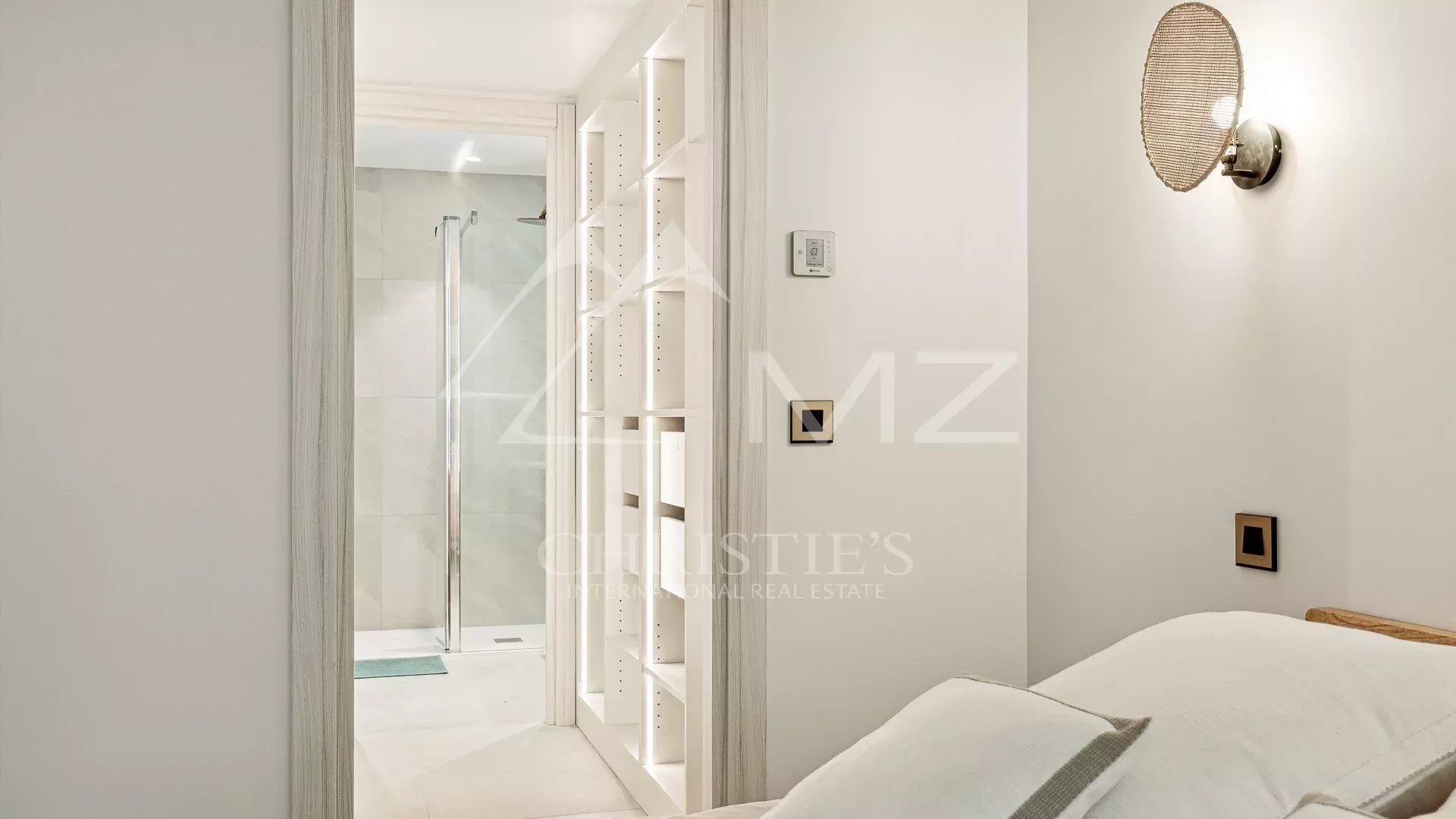 Intérieur d'un appartement à Cannes avec une salle de bain et des étagères intégrées.