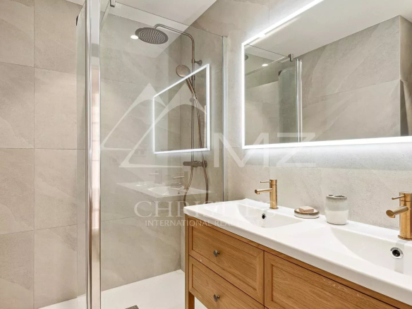 Salle de bain moderne avec douche et meuble en bois