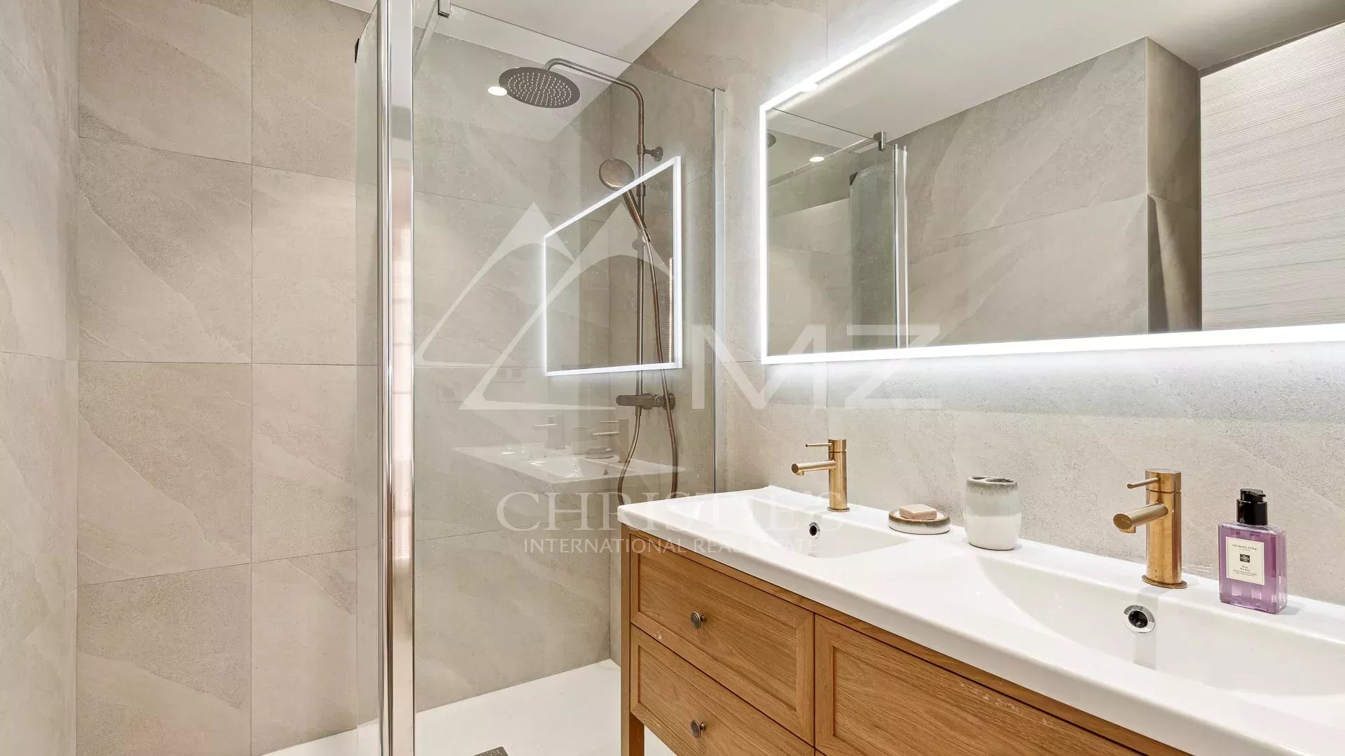 Salle de bain moderne avec douche et meuble en bois