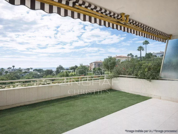 Terrasse spacieuse avec vue sur la mer à Cannes, Croix-des-Gardes.
