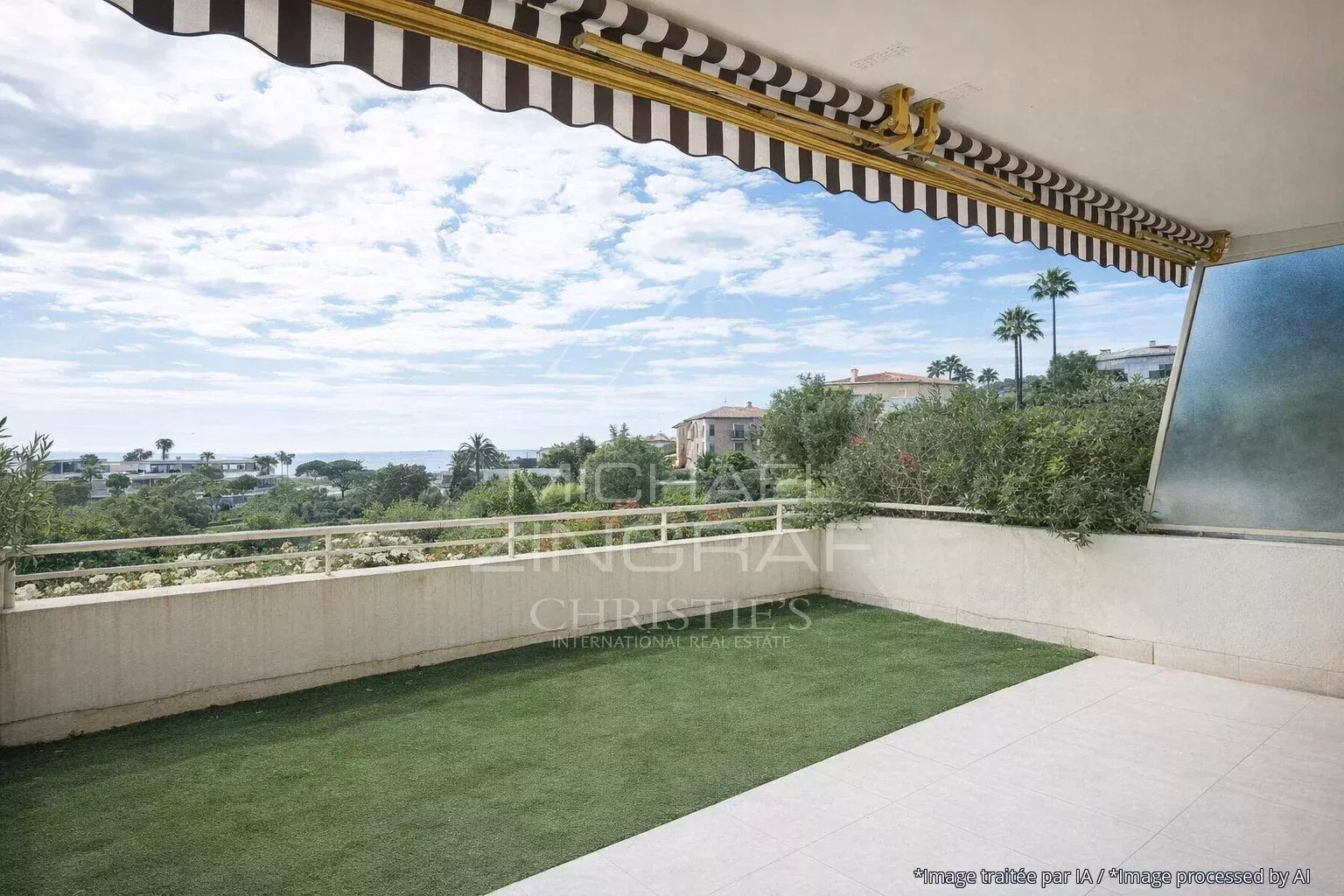 Terrasse spacieuse avec vue sur la mer à Cannes, Croix-des-Gardes.