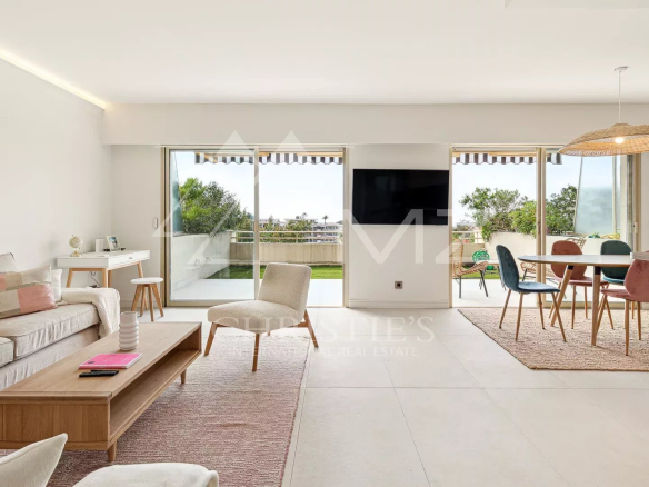 Intérieur d'un appartement spacieux avec salon lumineux et terrasse vue mer à Cannes.