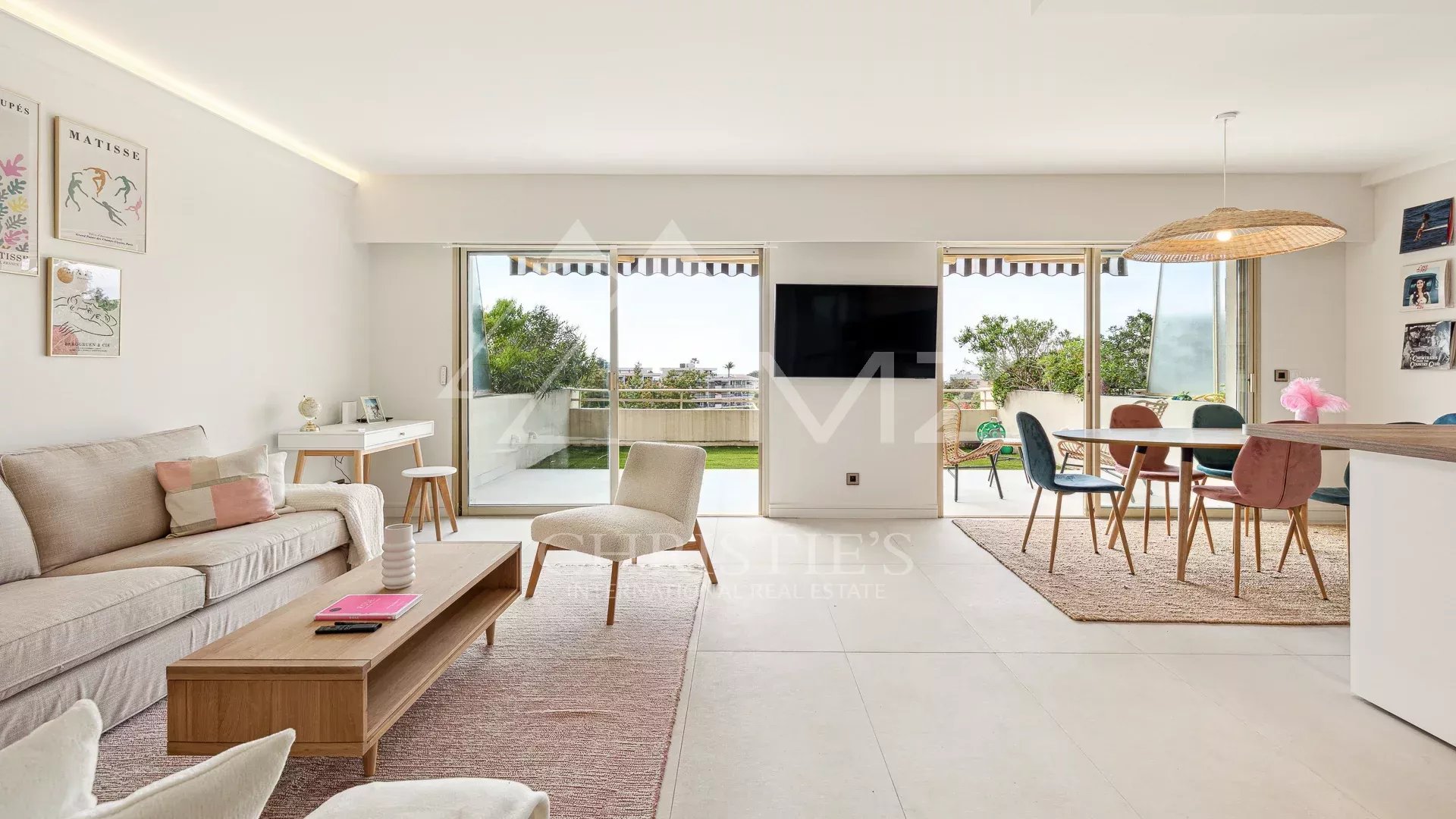 Intérieur d'un appartement spacieux avec salon lumineux et terrasse vue mer à Cannes.