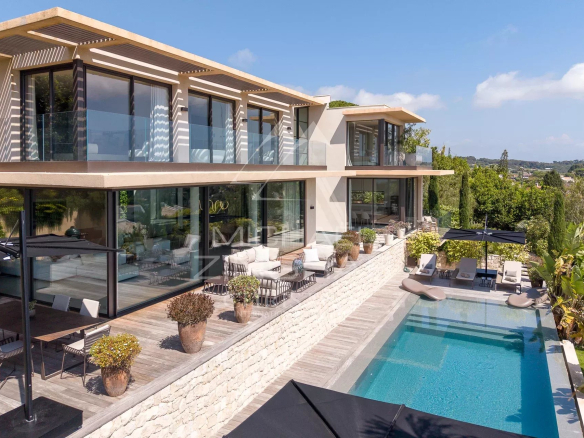 Villa contemporaine avec piscine et vue mer à Cannes, signée Mauclet, sur terrain de 2 650 m².