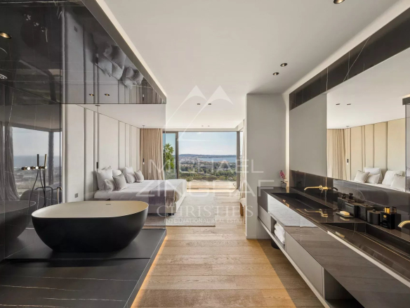 Salle de bains moderne avec baignoire et vue sur la mer à Cannes.