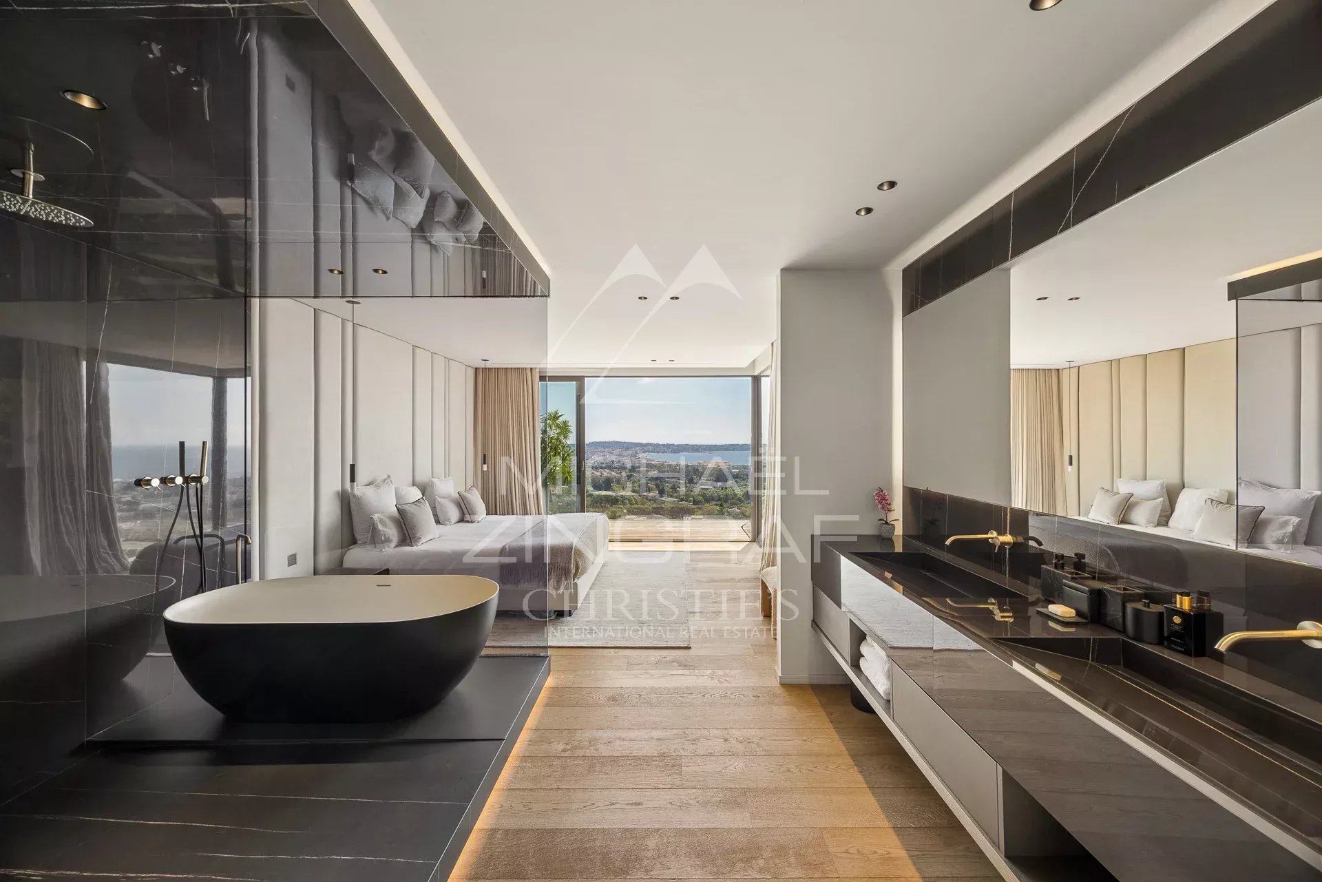 Salle de bains contemporaine à Cannes Salle de bains moderne avec baignoire et vue sur la mer à Cannes.
