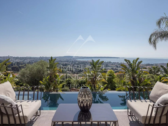 Vue panoramique sur la mer depuis une villa contemporaine avec mobilier extérieur à Cannes.