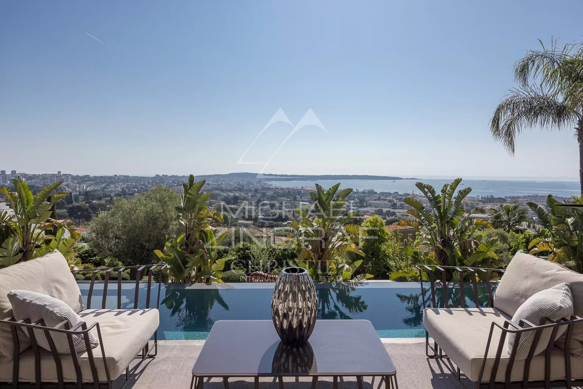 Villa d’architecte à Cannes avec vue mer Vue panoramique sur la mer depuis une villa contemporaine avec mobilier extérieur à Cannes.